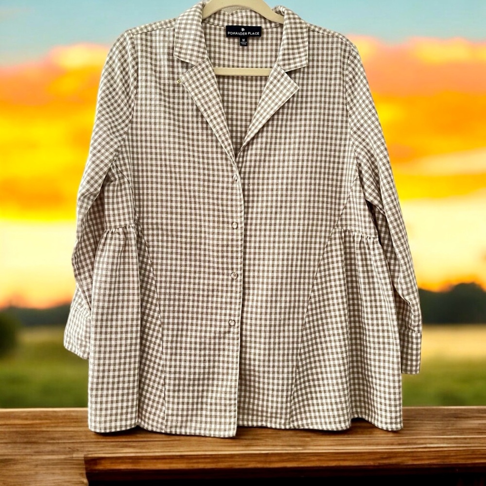 Pre loved Tuckernuck,  Checkerd, Pomander Place, checkerd, light. Size Medium.